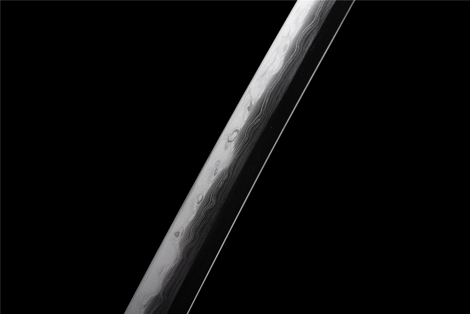 Black Scale Katana – Vikstål, Vågigt Hamon & Handmålad Saya