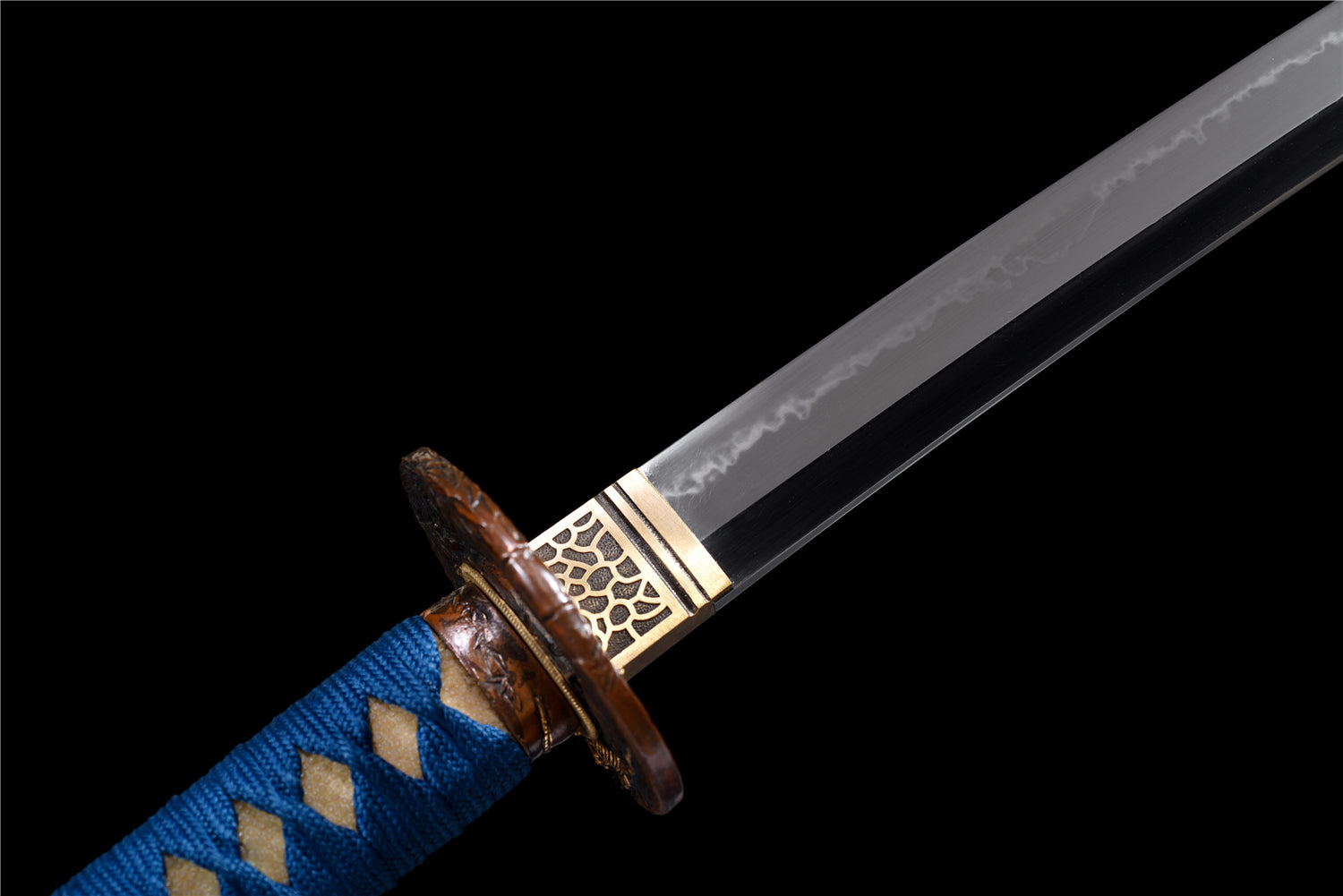 Tora no Kage Katana – T10 Stål med Hamon och Horninlägg