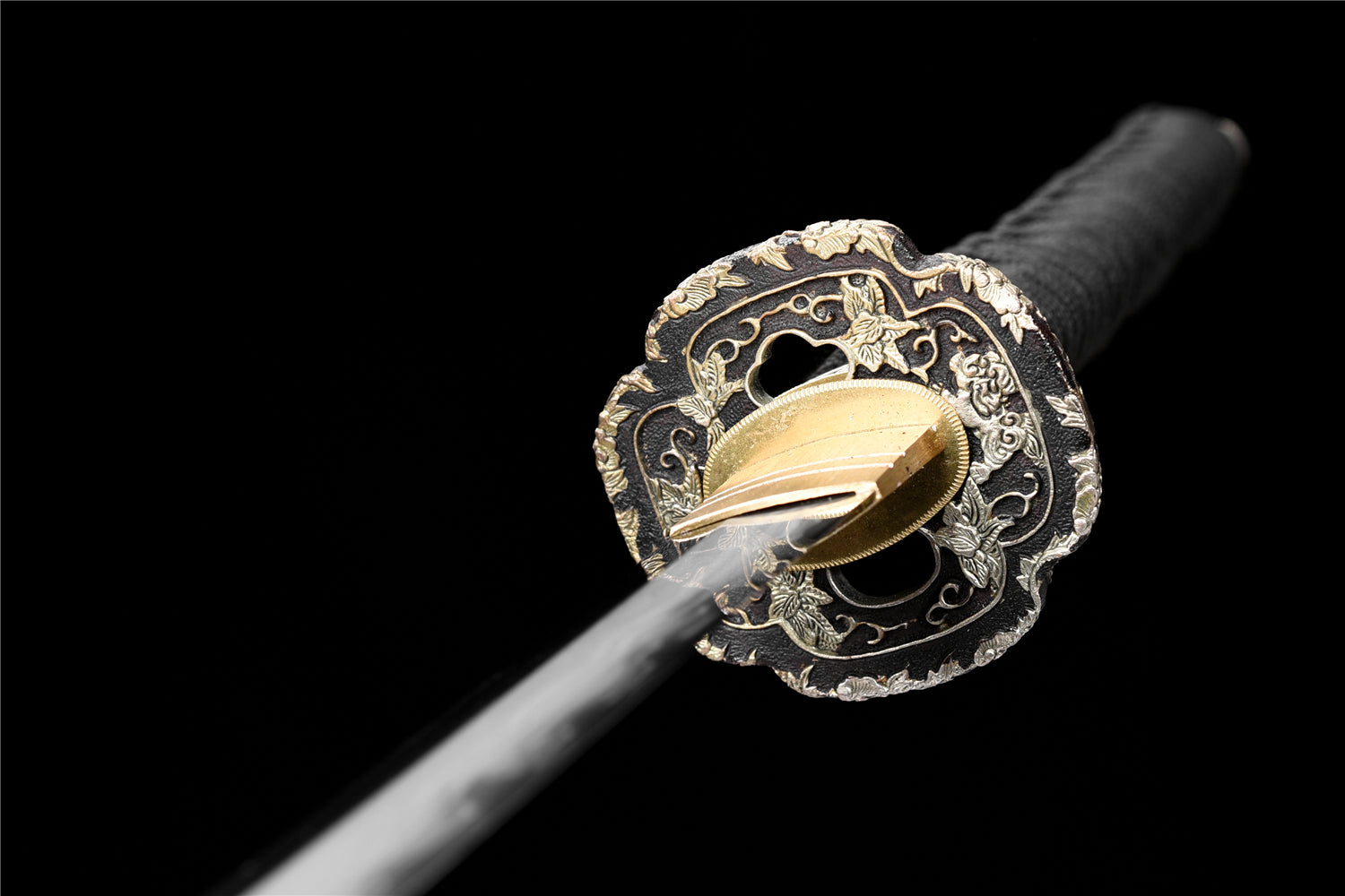 Tsuru Katana – Folded steel with wavy hamon